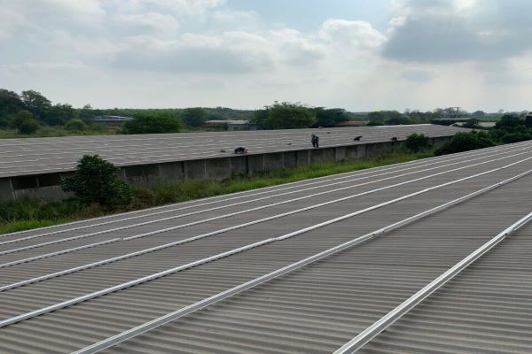 металлическая крыша - солнечная система стеллажей - решение для ног